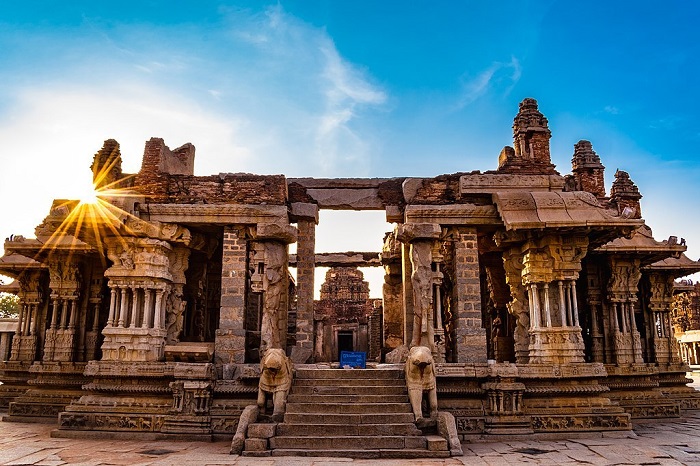 Đền Virupaksha mang tính biểu tượng nhất ở Hampi.
